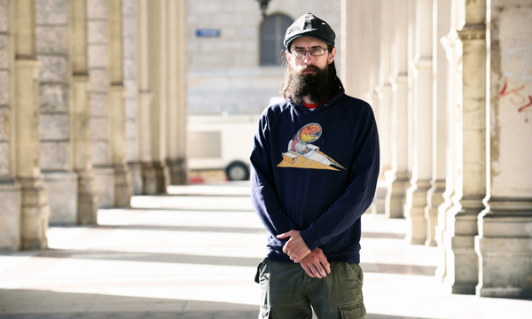 „Die Geheimagenten dieser Parallelwelten findet man überall gleich nebenan, auch in Wien“, erzählt Clemens Setz beim Treffen mit der „Presse“ im Wiener Café Einstein. Aber diese Gemeinschaften haben für ihn auch etwas Unheimliches: „Es fällt gleich auf, wenn man aus der Community heraus will.“