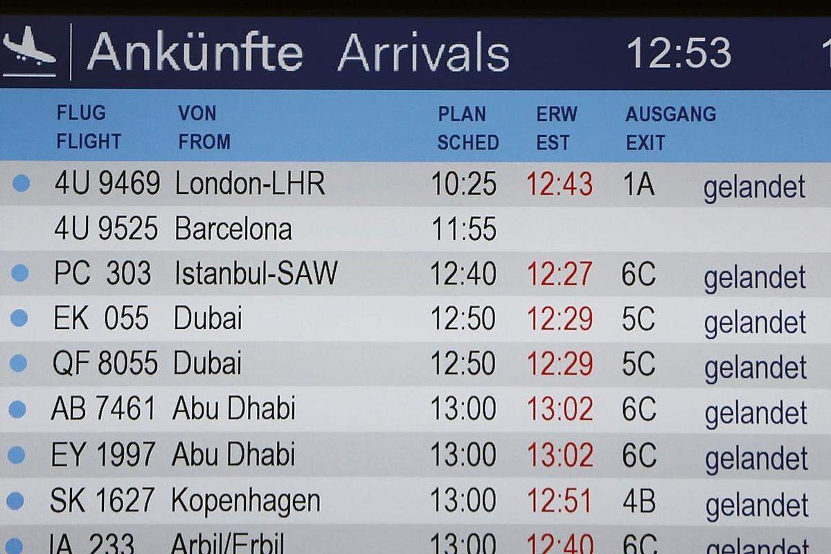 Anzeigetafel am Flughafen Düsseldorf: Flug 4U9525 hätte hier am Dienstag, 24. März, um 11.55 landen sollen.