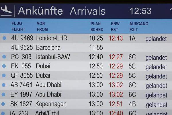 Anzeigetafel am Flughafen Düsseldorf: Flug 4U9525 hätte hier am Dienstag, 24. März, um 11.55 landen sollen.