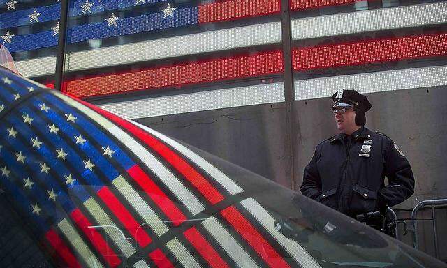 US-Flagge und Polizist