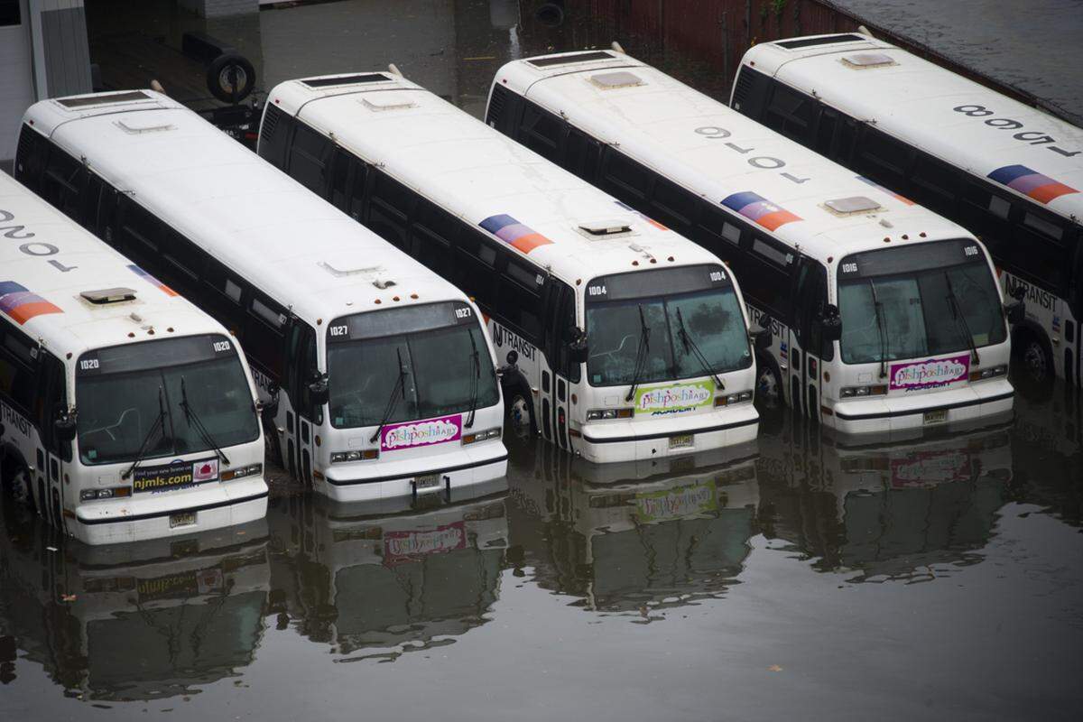 Hoboken, New Jersey. Ein überfluteter Busparkplatz.
