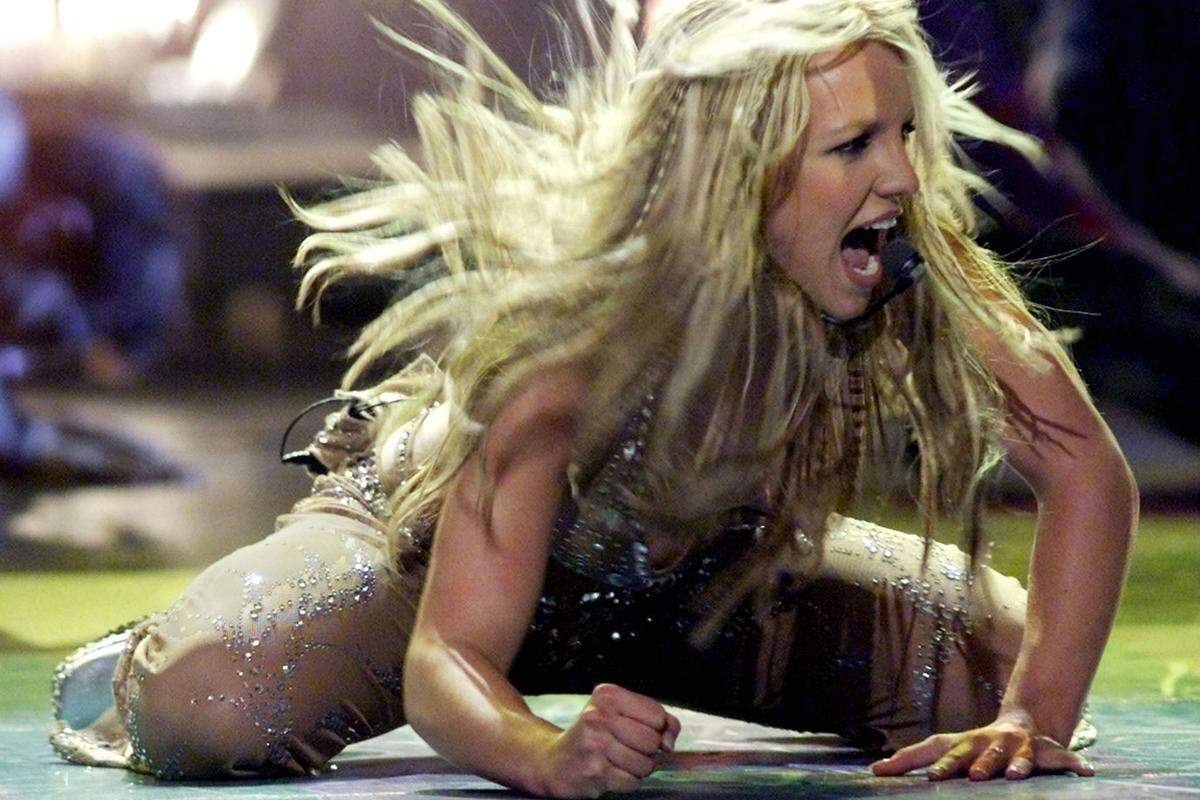 Britney Spears behauptete viele Jahre ihrer Karriere, noch Jungfrau zu sein - jedenfalls bis Mutter Lynne ihre Memoiren veröffentlichte. In dem Buch stand, dass die Sängerin ihre Jungfräulichkeit in der Schule an einen Football-Spieler verloren habe.