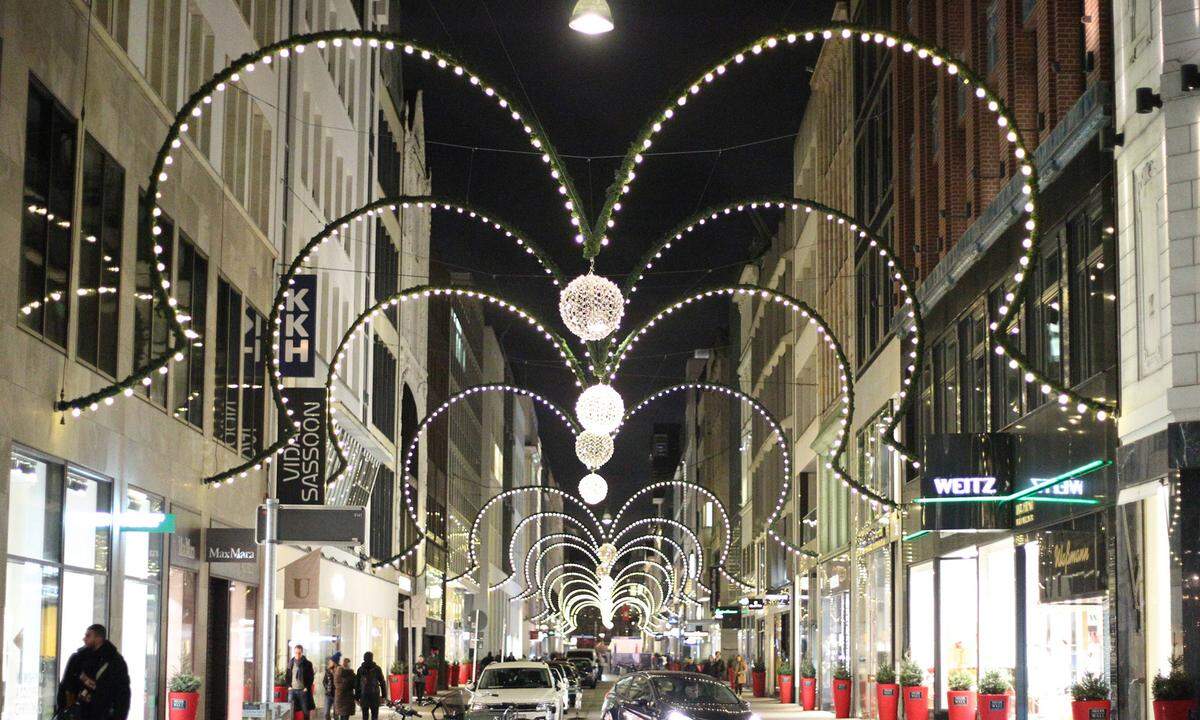 Die Geschäftsstraße Neuer Wall in Hamburg, beleuchtet mit schlichten Girlanden.