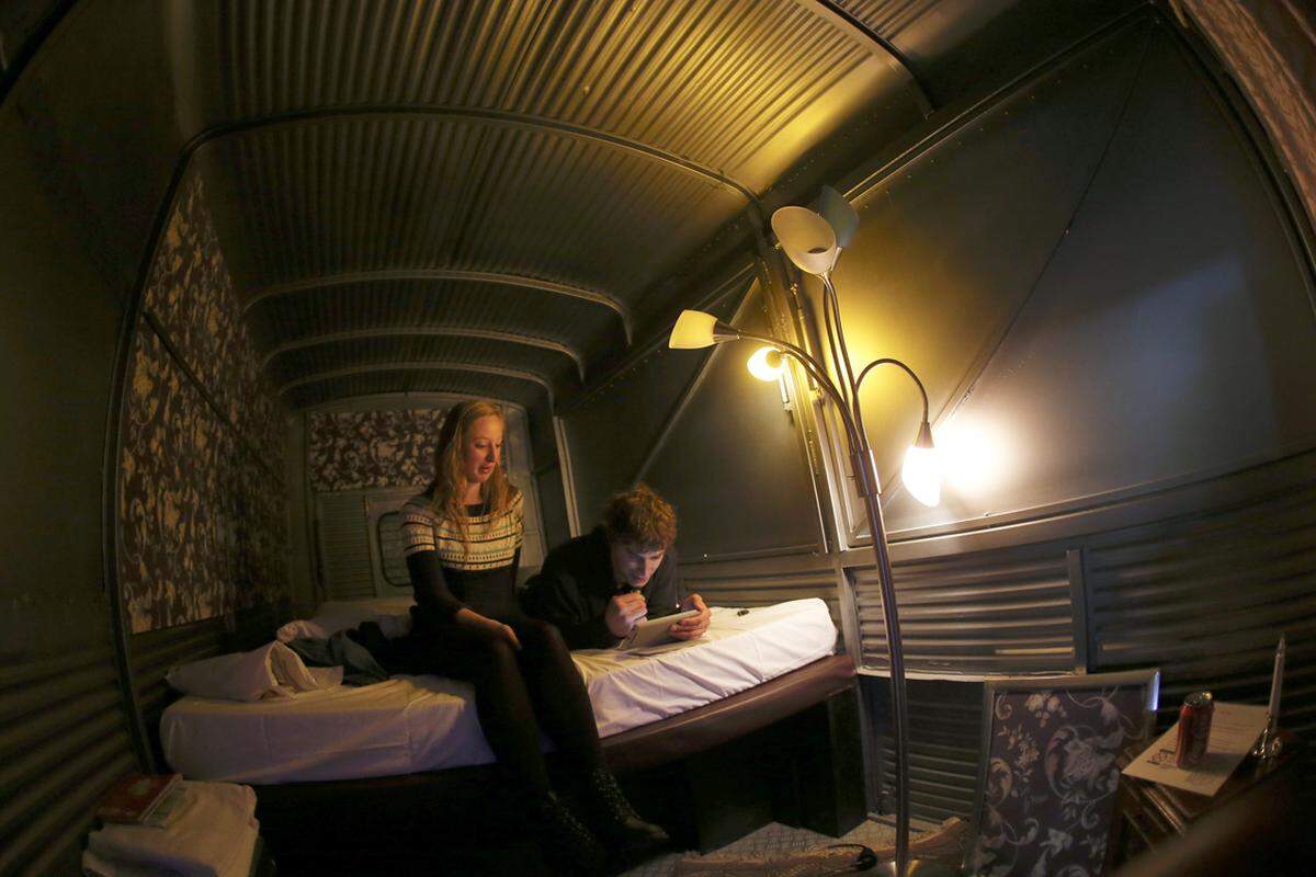 Die 15 spartanisch eingerichteten Wohnwagen des BaseCamp Hostels  vermitteln einen ganz eigenen Vintage-Charme. Jeder Trailer wurde individuell von der Film- und TV-Ausstatterin Marion Seul entworfen.