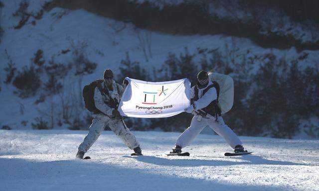 Marineinfanteristen aus den USA und Südkorea werben bei Manövern für die Winterspiele in Pyeongchang.