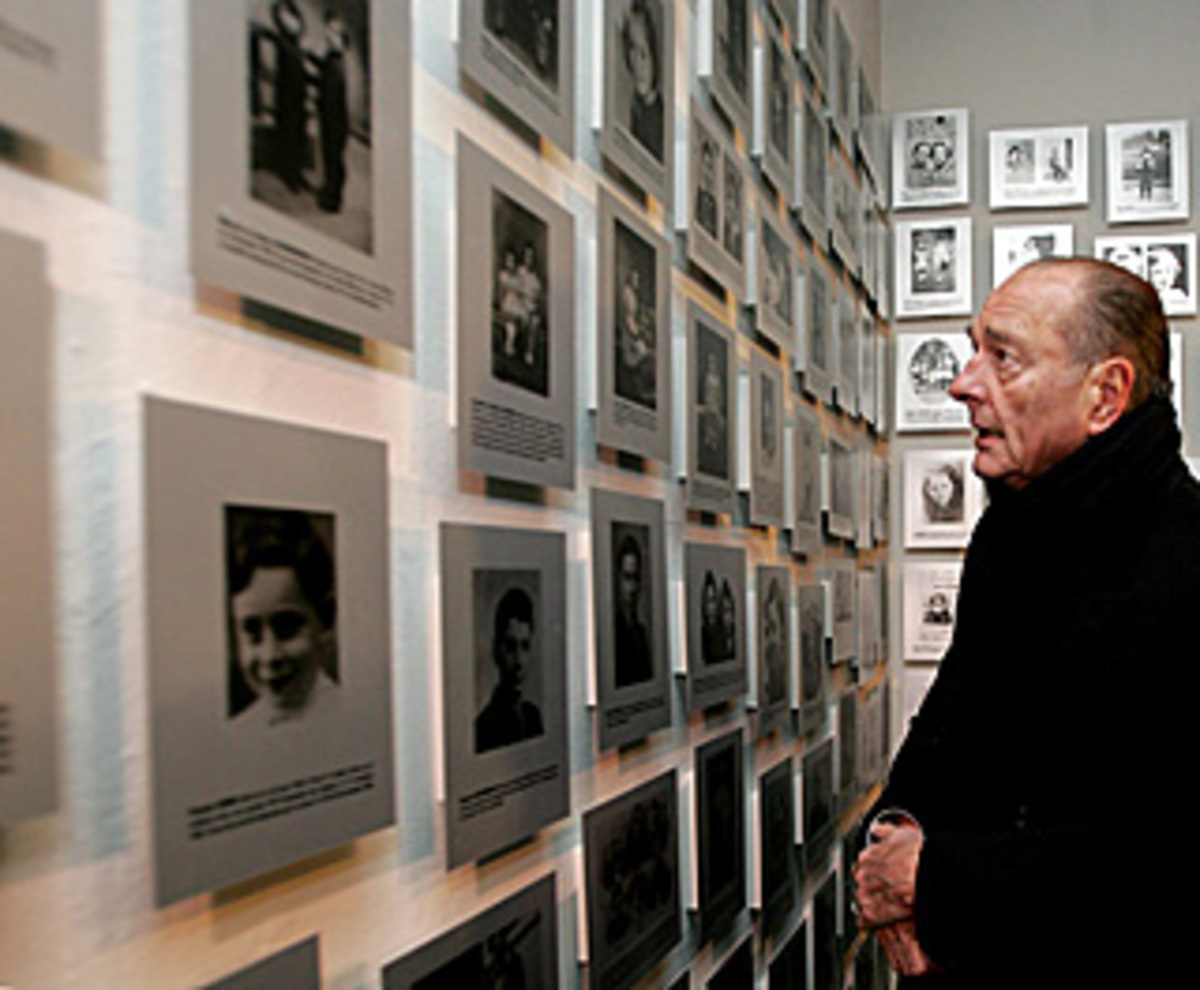 Als erstes Staatsoberhaupt erkennt Chirac die Mitverantwortung Frankreichs für die Deportation und Ermordung von Juden unter dem Vichy-Regime im Zweiten Weltkrieg an. Er verkündet die Wiederaufnahme der Atomtests im Südpazifik (Mururoa), die 1996 beendet werden. Paris tritt dem Atomteststoppvertrag bei und entwickelt seine Atomwaffen nunmehr am Computer.  Im Bild: Chirac in Auschwitz 2005.