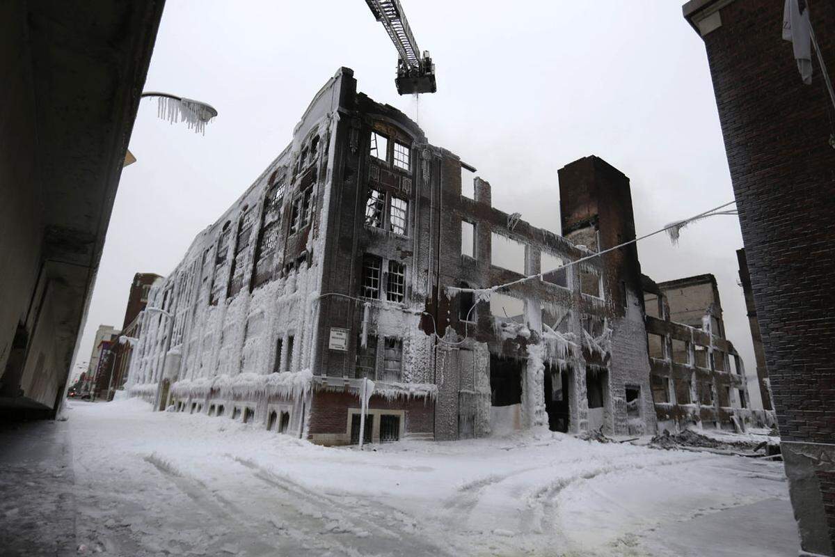 Das Dach des Bridgeport Warehouse ist bei dem Brand eingestürzt.