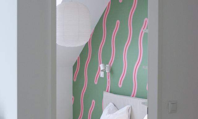 Tapete im Schlafzimmer mit Referenz an die Bezirkszunge, entworfen von Stephanie Kneissl. 