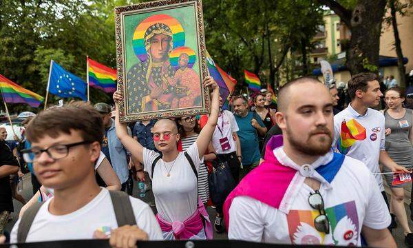Dieses Bild der Gottesmutter mit Jesus Christus samt Regenbogen-Heiligenschein von einer Demo im Jahr 2019 sorgt für ein juristisches Nachspiel in Polen.