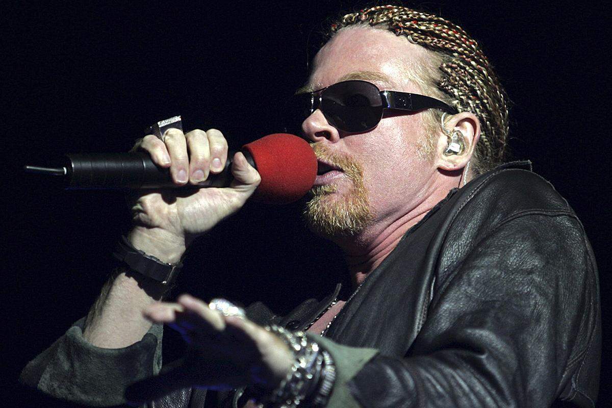 Immer ein Garant für Kontroverse ist Axl Rose, Frontmann der Rockkapelle Guns N' Roses. Diese spielten zusammen mit Metallica ein Doppel – Konzert in Montreal im August 1992. Metallica Sänger James Hetfield zog sich auf der Bühne schwere Verbrennungen zu und Metallica konnten ihren Auftritt nicht beenden. Als dann Axl Rose wegen Halsschmerzen und Soundproblemen das Konzert auch noch verfrüht abbrach, waren Fans außer sich und begannen zu randalieren.