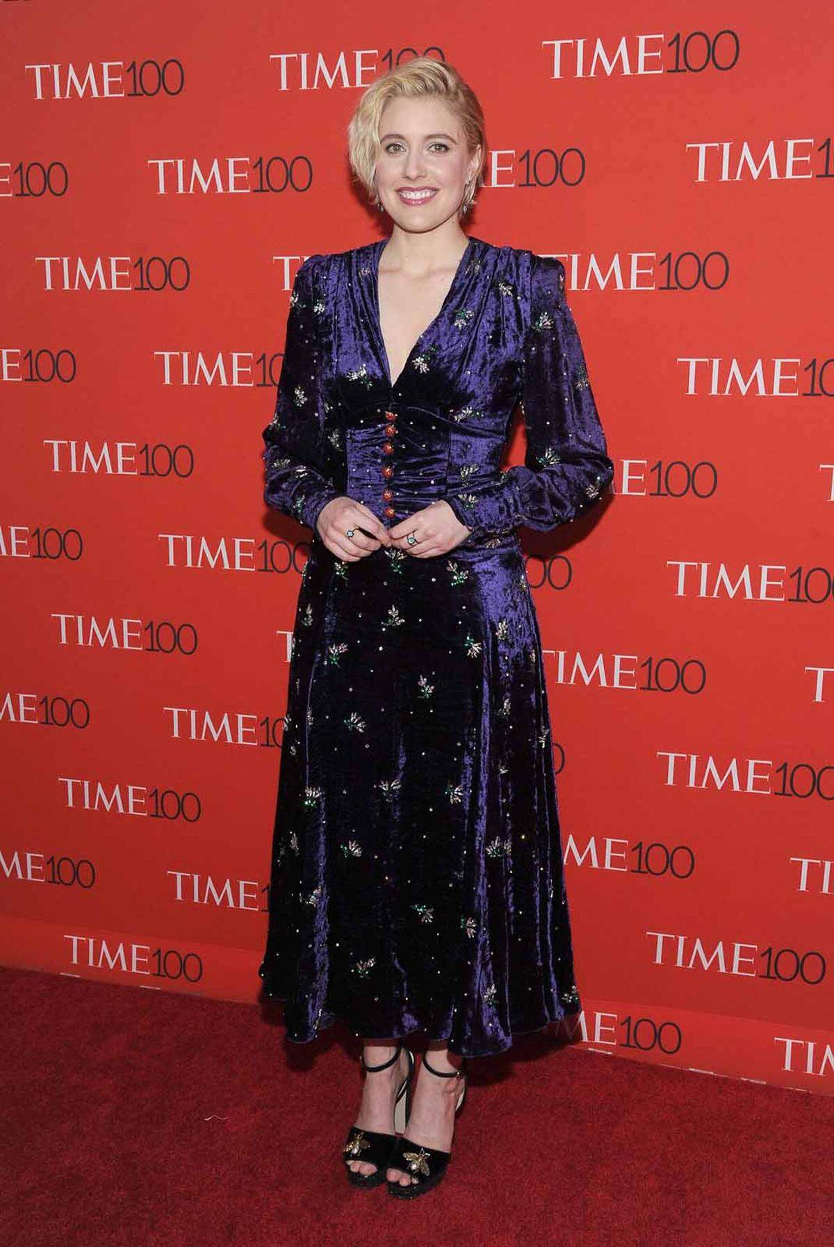 Greta Gerwig, Shootingstar des US-Indie-Kinos, in violettem Samt von Gucci.