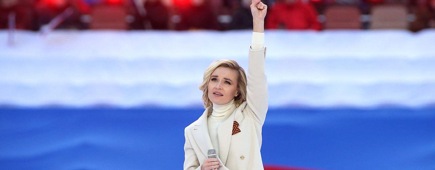 Schönstes Gesicht der Pro-Putin-Starfraktion ist die 35-jährige Popsängerin Polina Gagarina, 2015 Zweite beim Eurovision Song Contest. Hier beim Moskauer Konzert mit Putin am 18. März.