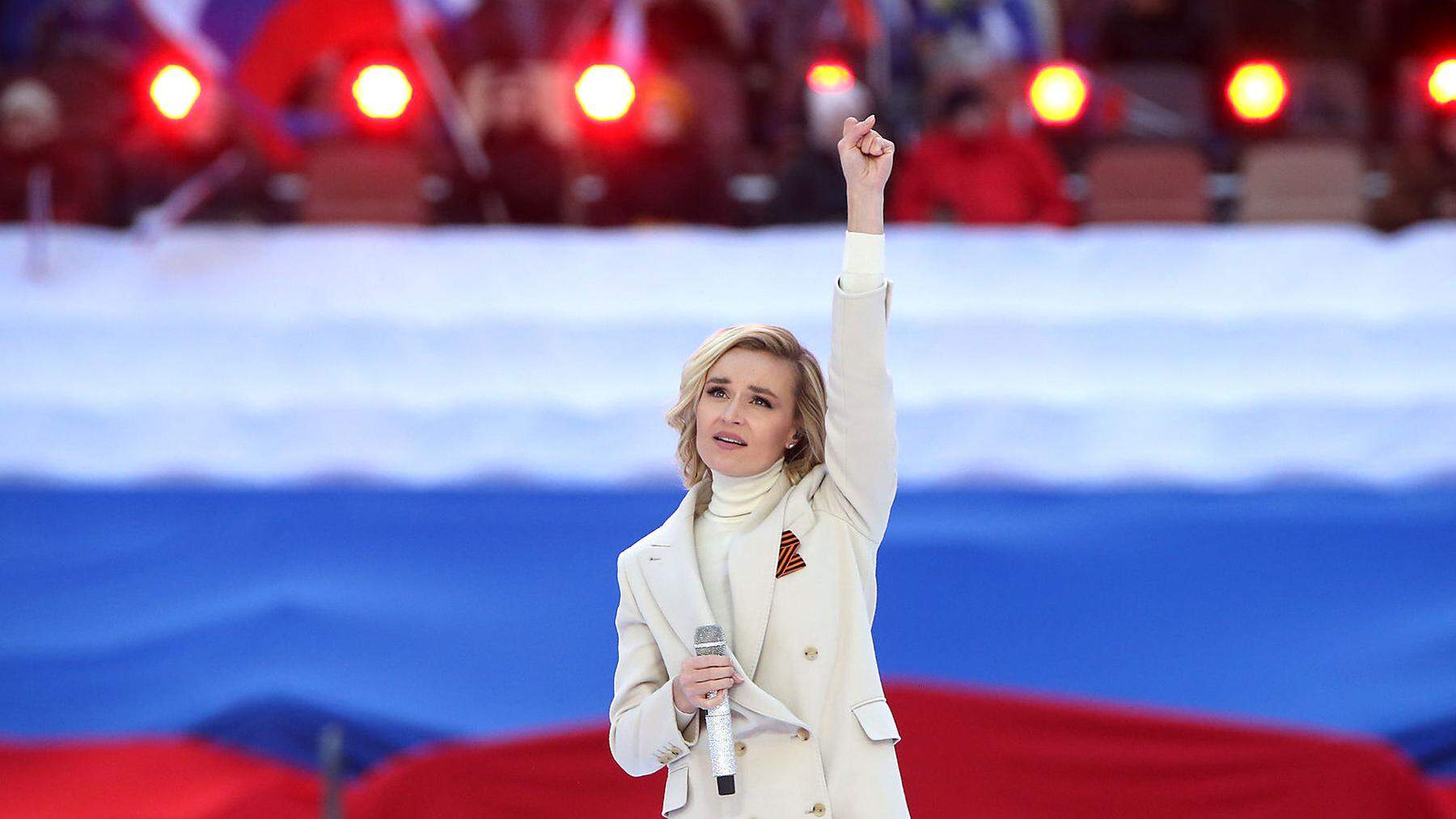 Schönstes Gesicht der Pro-Putin-Starfraktion ist die 35-jährige Popsängerin Polina Gagarina, 2015 Zweite beim Eurovision Song Contest. Hier beim Moskauer Konzert mit Putin am 18. März.