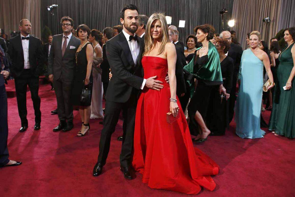 Mit der roten Haute-Couture-Robe von Valentino zog Aniston alle Blicke auf sich. Für viele Klatschreporter eine Enttäuschung: es war keine Schwangerschaft zu erkennen.