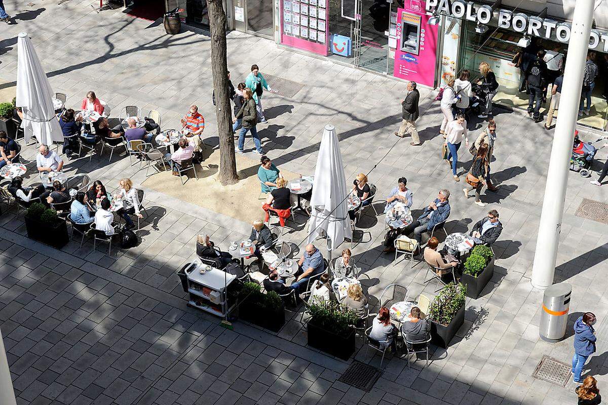 Ein Wildwuchs an Gastgärten wurde der neuen Mariahilfer Straße vorhergesagt – und tatsächlich gibt es mittlerweile an die 35. Für die es aber ausreichend Platz gibt. (In der Adventzeit sind sie dann ohnehin weg). Erfreulicherweise halten sich nicht alle an den (faden) grau-braunen Einheitslook.