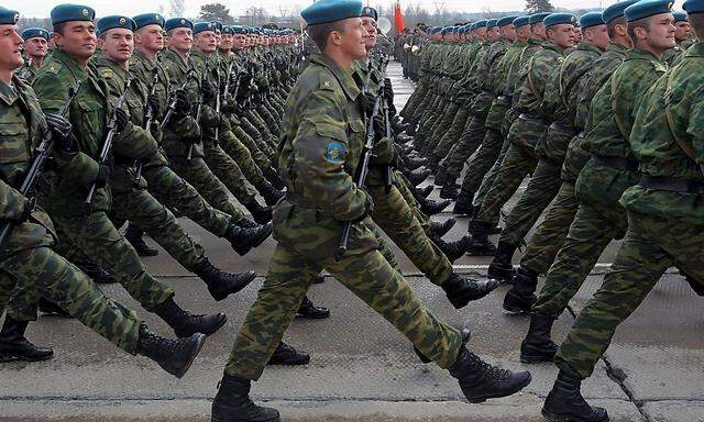 Russische Soldaten bei einer Parade.