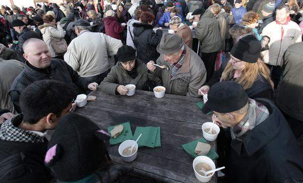 In der Altstadt von Prag wird Suppe verteilt.