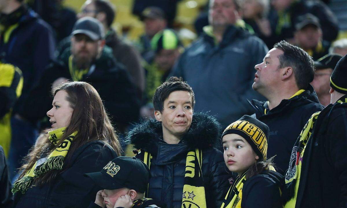 Stadionsprecher Norbert Dickel informierte die Fans vor Ort: "Es besteht jetzt hier im Stadion kein Grund zur Panik", sagte Dickel, der von einem "gravierenden Zwischenfall" sprach.