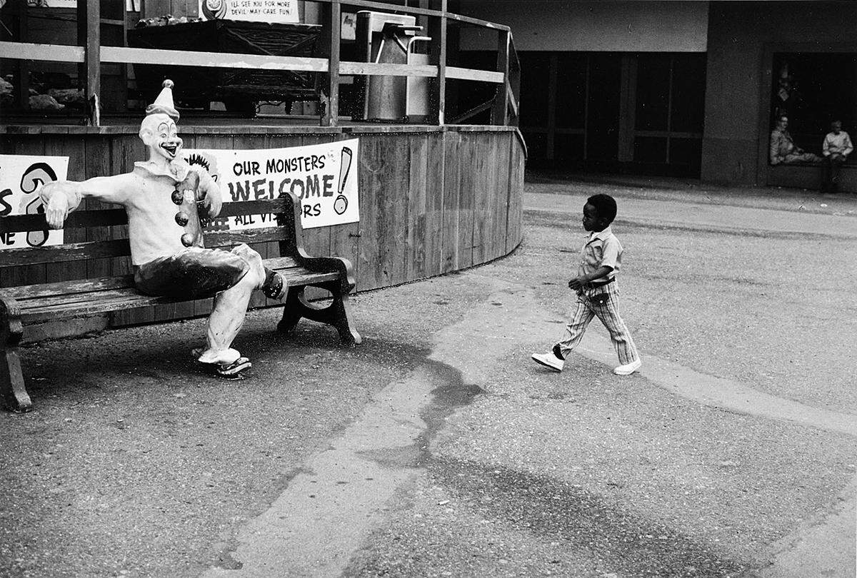 Zurück in den USA studierte Ballen Geologie, anschließend ging er nach Johannesburg. Roger Ballen: "Clown", USA, 1969 aus der Serie "Civil Rights" (c) Roger Ballen