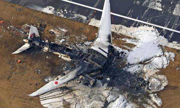 Der Brand des Airbus A350 konnte erst Stunden nach der Bruchlandung der Maschine am Flughafen Haneda in Japan unter Kontrolle gebracht werden.