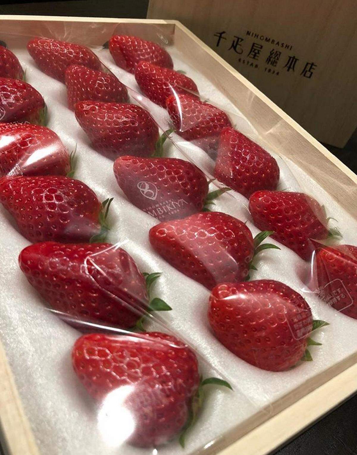 12 perfekte Sembikiya Queen Erdbeeren werden in einer Packung um 85 US-Dollar verkauft. Nur perfekt geformte Früchte kommen in das Kisterl.