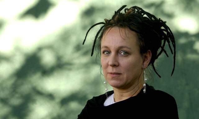 Olga Tokarczuk (* 1962) zählt zu den wichtigsten polnischen Autorinnen der Gegenwart. Mit dem Roman „Ur und andere Zeiten“ (1996) wurde sie auch im deutschsprachigen Raum bekannt.