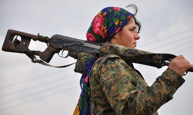 Eine Kämpferin der sogenannten Frauenverteidigungseinheiten der YPG-Miliz. Sie kämpften in Syrien gegen den IS, Ankara sieht in ihnen Terroristen.