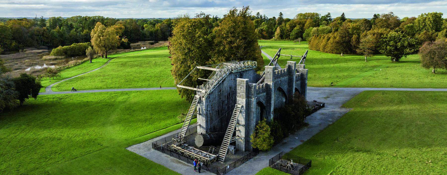 Der weitläufige Schlosspark von Birr Castle im County Offaly verbirgt diese sehenswerte Kuriosität: ein Fernrohr, das im 19. Jahrhundert über mehrere Jahrzehnte das größte der Welt war! Damit wurde zum Beispiel der Spiralnebel in der Tiefe der Galaxie entdeckt.    