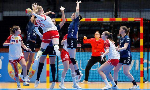Handball, WM Damen, Argentinien - Oesterreich Johanna Reichert (L) of Austria in action against Manuela Pizzo (C) of Arge