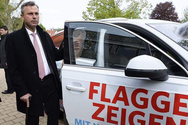 Gut gelaunt traf FPÖ-Kandidat Norbert Hofer am Sonntag kurz nach 8.30 Uhr im Wahllokal in Pinkafeld ein. "Grüß Gott, guten Morgen, tut mir leid, dass da so ein Wirbel ist", begrüßte er einige Wähler, auf den Medien-Andrang anspielend.