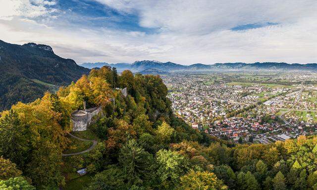 Die Burgruine Alt-Ems in Hohenems mit Blick auf das dicht besiedelte Vorarlberger Rheintal. 423 Menschen leben hier auf einem Quadratkilometer. 