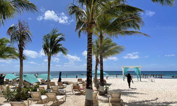 Die Piña Colada kann man mitnehmen, in eigenen To-go-Bechern; der Strand von Sandals Royal Barbados.