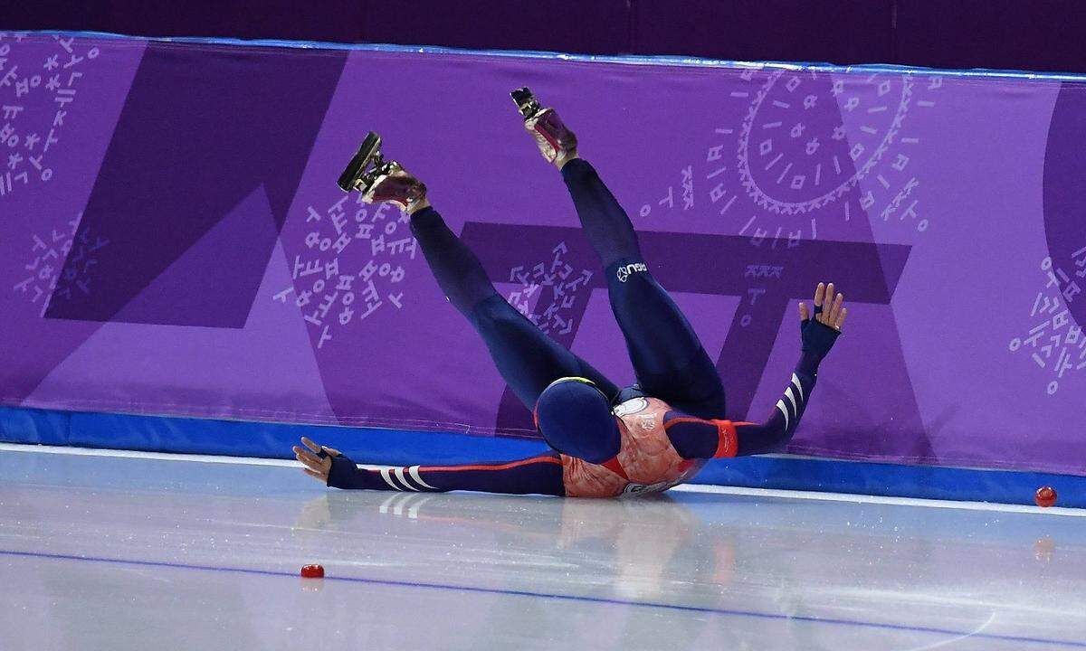 Die Taiwanesin Huang Yu Ting rutschte beim 1500-m-Eisschnelllaufbewerb in die Bande.
