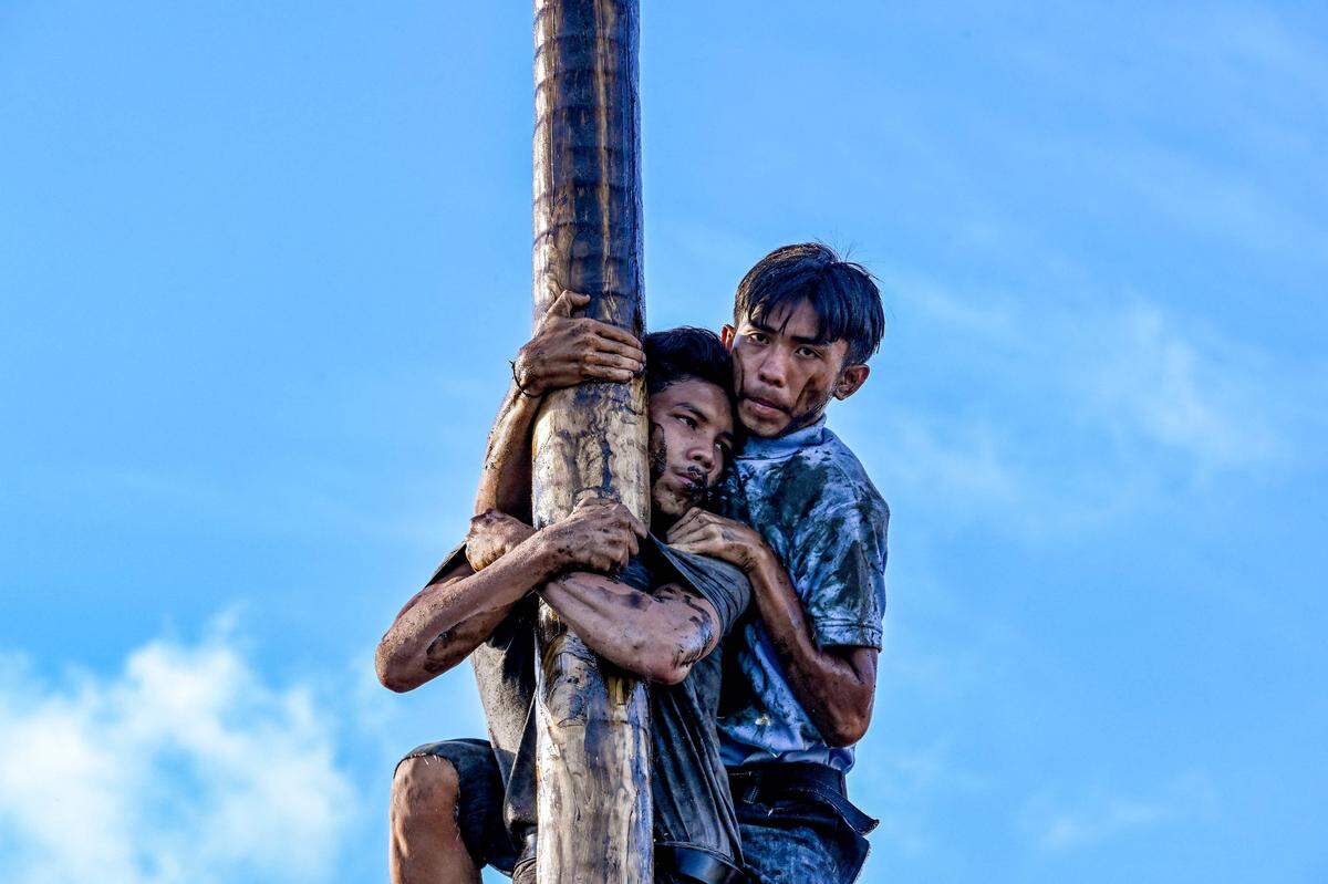 20. August. Teilnehmer klettern auf eine eingefettete Stange namens „Panjat Pinang“, um Preise einzusammeln, die an der Spitze hängen. So feiert man  seit drei Tagen den 78. Unabhängigkeitstages Indonesiens in Banda Aceh.