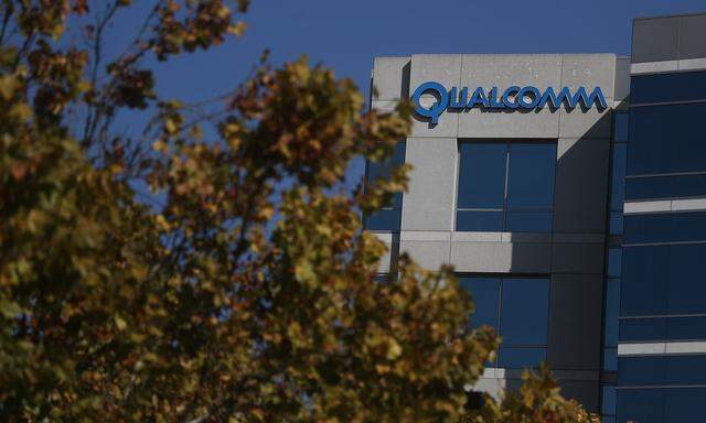 US-APPLE-THREATENS-TO-DROP-QUALCOMM-WIRELESS-CHIPS-FROM-IPHONE