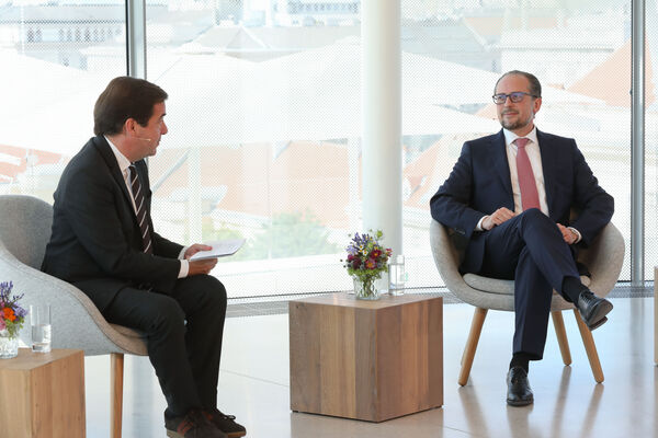 Zum Abschluss diskutierten Außenminister Alexander Schallenberg, "Presse"-Chefredakteur Rainer Nowak und...