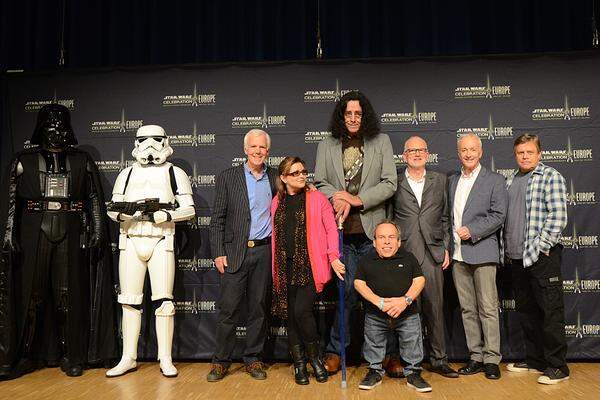 ... von links nach rechts: Jeremy Bulloch (Boba Fett), Peter Mayhew (Chewbacca), Warwick Davis (Ewok Wicket), Ian McDiarmid (Senator Palpatine/Imperator/Darth Sidious) und Anthony Daniels (C-3PO). Besonders populär, vor allem bei älteren Fanboys, war Jeremy Bulloch, der ...