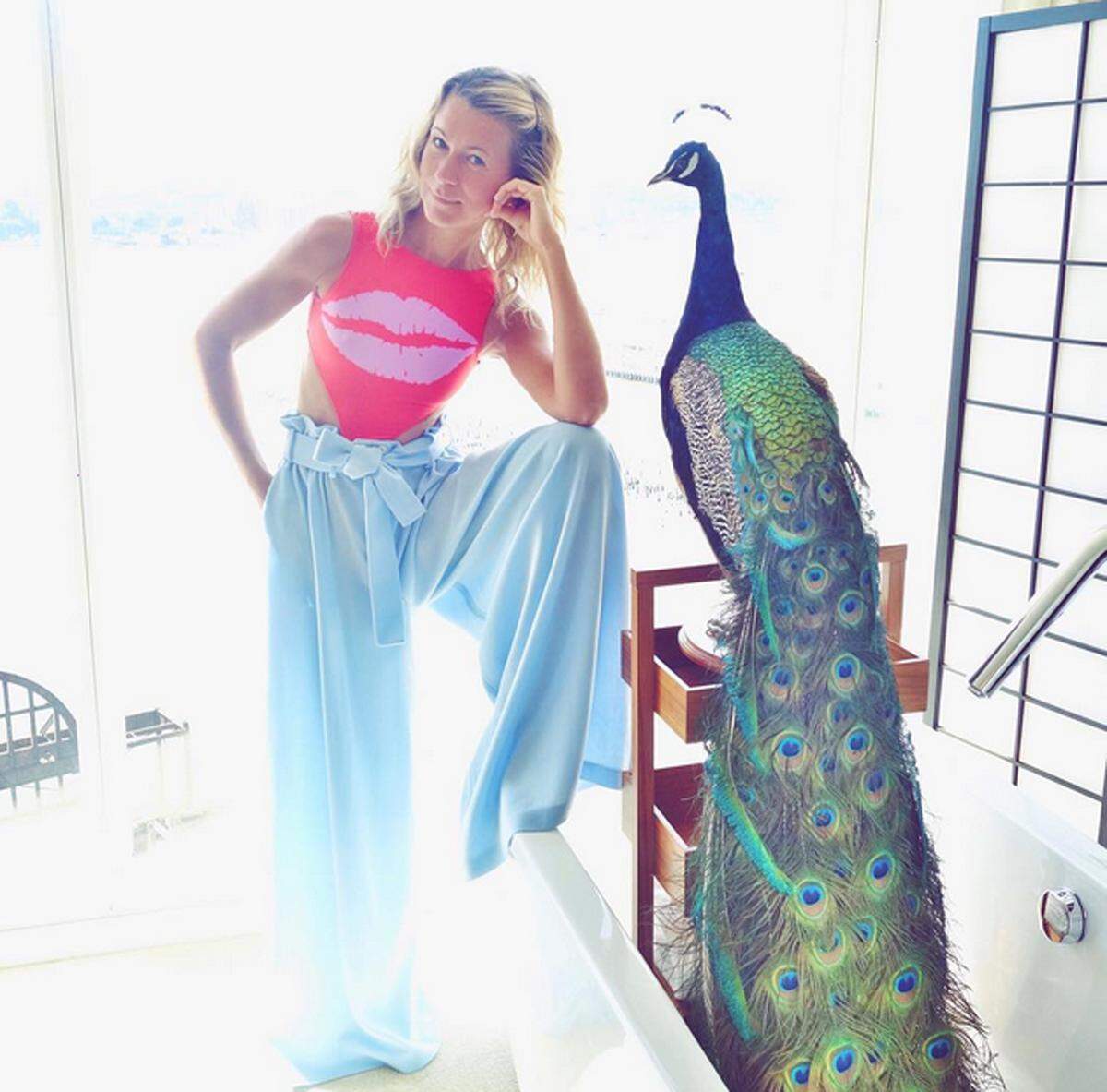 Bloggerin Natalie Joos trägt zum Badeanzug weite Hosen und macht den Look damit sogar elegant.