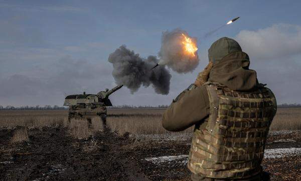 Die Ukraine benötigt dringend mehr westliche Waffen, wie diese Panzerhaubitze 2000, die im Raum Bachmut im Einsatz ist.