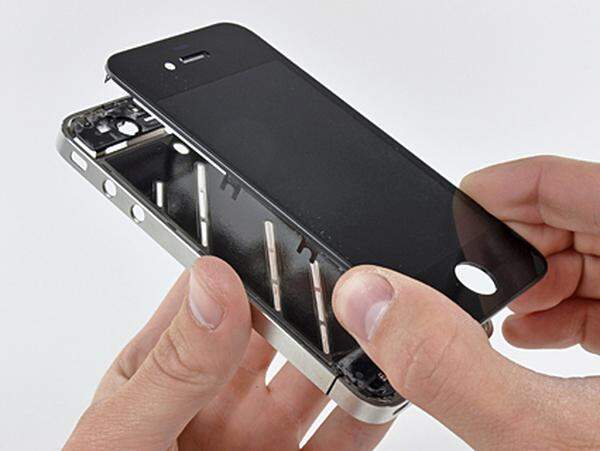 Die Reparatur-Community iFixit hat das neue iPhone fachmännisch zerlegt und sich die Einzelteile genauer angesehen. iFixit ist Anbieter von Elektronik-Teilen und betreibt die größte "Do it Yourself"-Community im Internet.Vorsichtig zerlegt der iFixit-Techniker das neue iPhone. Die Glasfront des Geräts besteht angeblich auschemisch gehärtetem "Gorilla Glass" von dem Hersteller Corning.