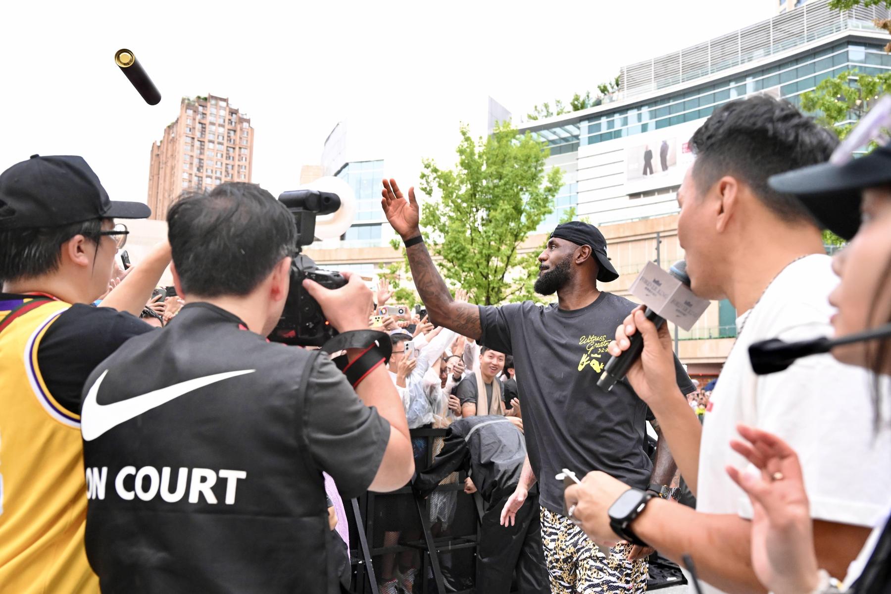 NBA-Superstar LeBron James lobt Chinas Basketball in Staatszeitung