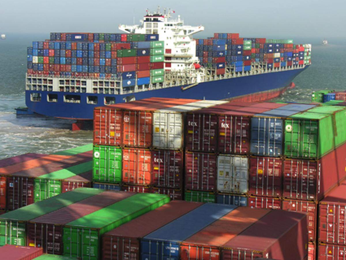 Ein Standardcontainer hat eine Länge von 6,10 Meter, ist 2,4 Meter breit und 2,60 Meter hoch. An den zehn größten Containerhafen der Welt wurden 163,4 Millionen davon in einem Jahr abgewickelt. Hier ein Überblick über diese zehn Häfen.