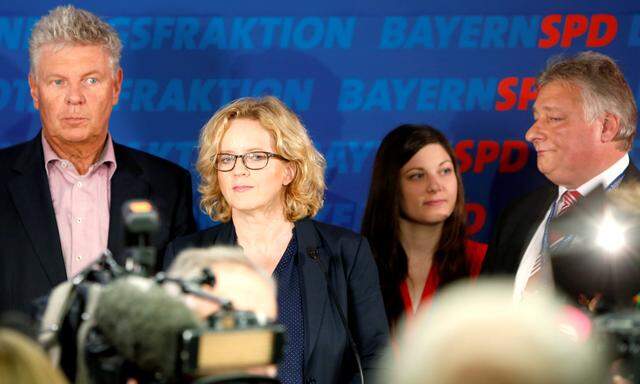 Die SPD schrumpfte in den ersten Hochrechnungen von 20,6 Prozent auf zehn Prozent, das historisch schlechteste Ergebnis in Bayern.