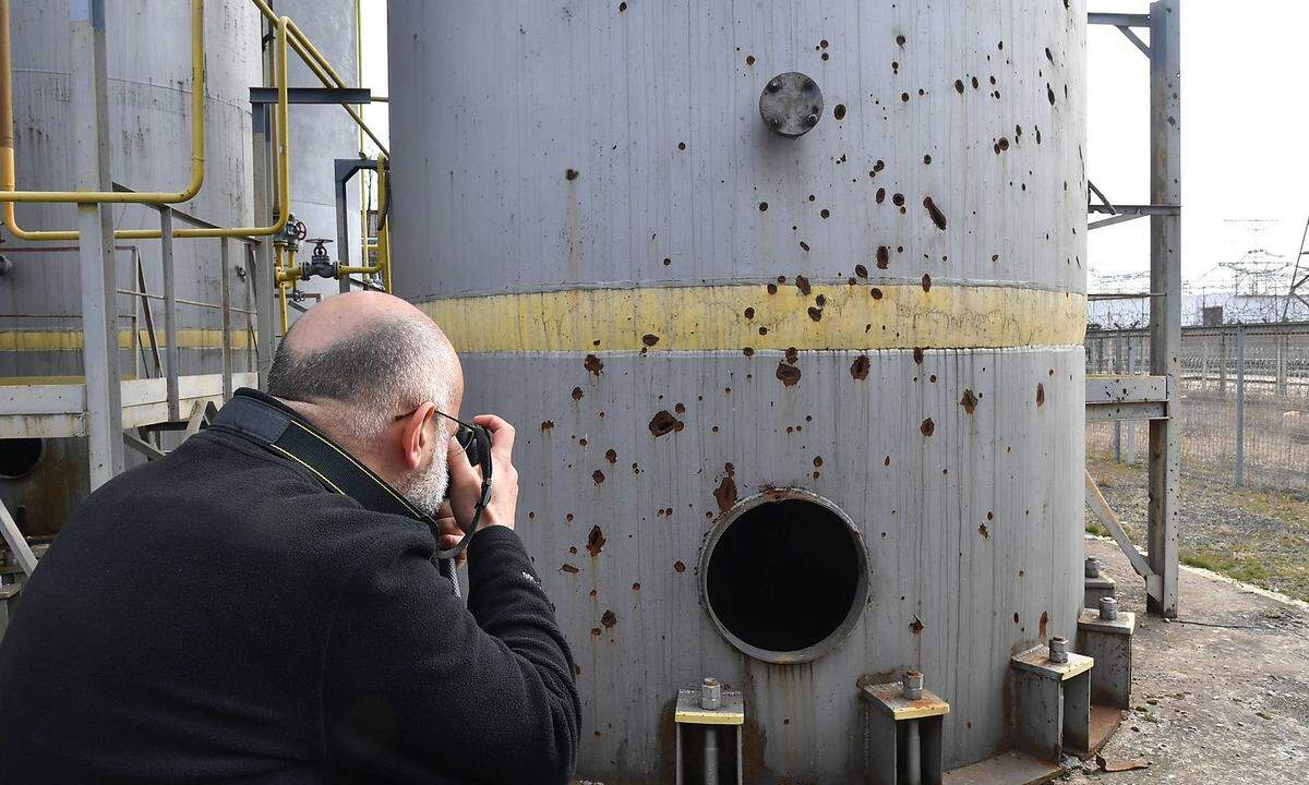 Ein Journalist macht am 7. März Fotos von Schrapnellschäden am Atomkraftwerk Saporischschja.