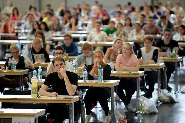 "Achtung, wir beginnen nun mit der Durchführung des Tests": Das sind die ersten Worte, die die tausenden Bewerber für das Medizinstudium um exakt 9.36 Uhr durch die Lautsprecher in der Messe Wien hören. Für sie beginnt - wie auch für die Bewerber in Graz, Innsbruck und Linz - damit ein langer Tag. Das Testende ist nämlich erst für 17 Uhr anberaumt.