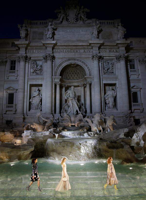 Mit einer Show im Trevi-Brunnen feierte das Modehaus seinen 90. Geburtstag. Inspirieren ließ sich Karl Lagerfeld bei der Kollektion von dem Märchenbuch "East of the Sund and West of th Moon" aus dem Jahre 1914 mit Illustrationen des dänischen Künstlers Kay Nielsen.    