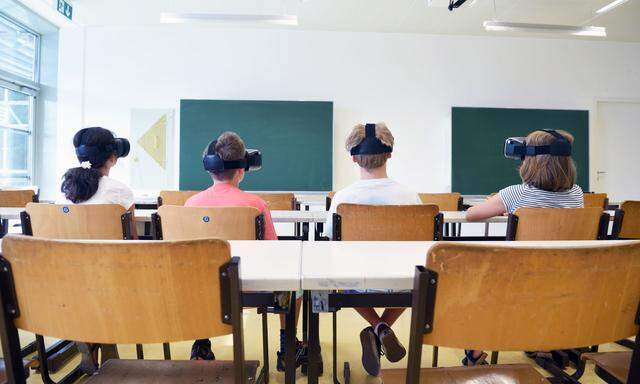 So sieht es an den heimischen Schulen üblicherweise noch nicht aus. Im Future Learning Lab der PH Wien werden Lehrer aber schon im Umgang mit Virtual-Reality-Brillen geschult. 