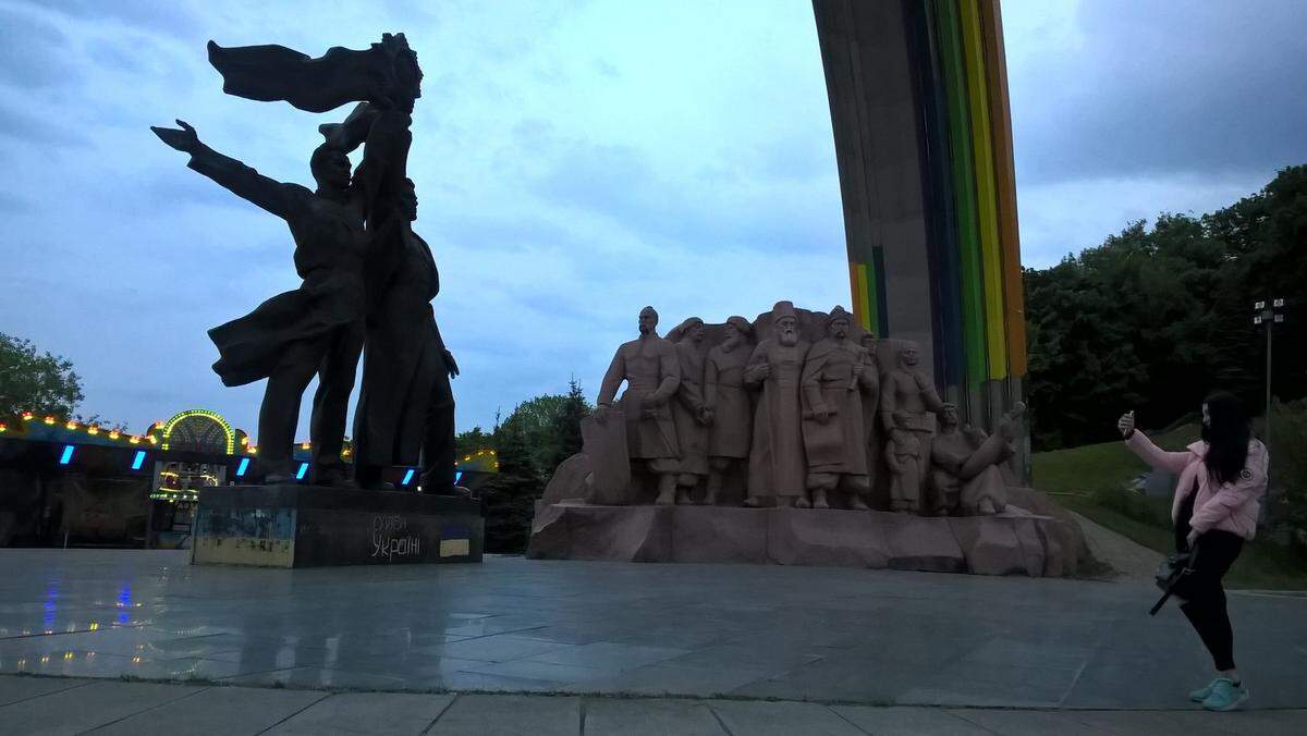 Das sowjetische Völkerfreundschaftsdenkmal am Dnipro-Ufer wurde vor Beginn des Songcontests in den Farben des Regenbogens, ein Symbol der Homosexuellenbewegung, bemalt. Proteste von Nationalisten verhinderten den Komplettanstrich. Dennoch ist der bunte Bogen bereits ein beliebtes Fotomotiv.