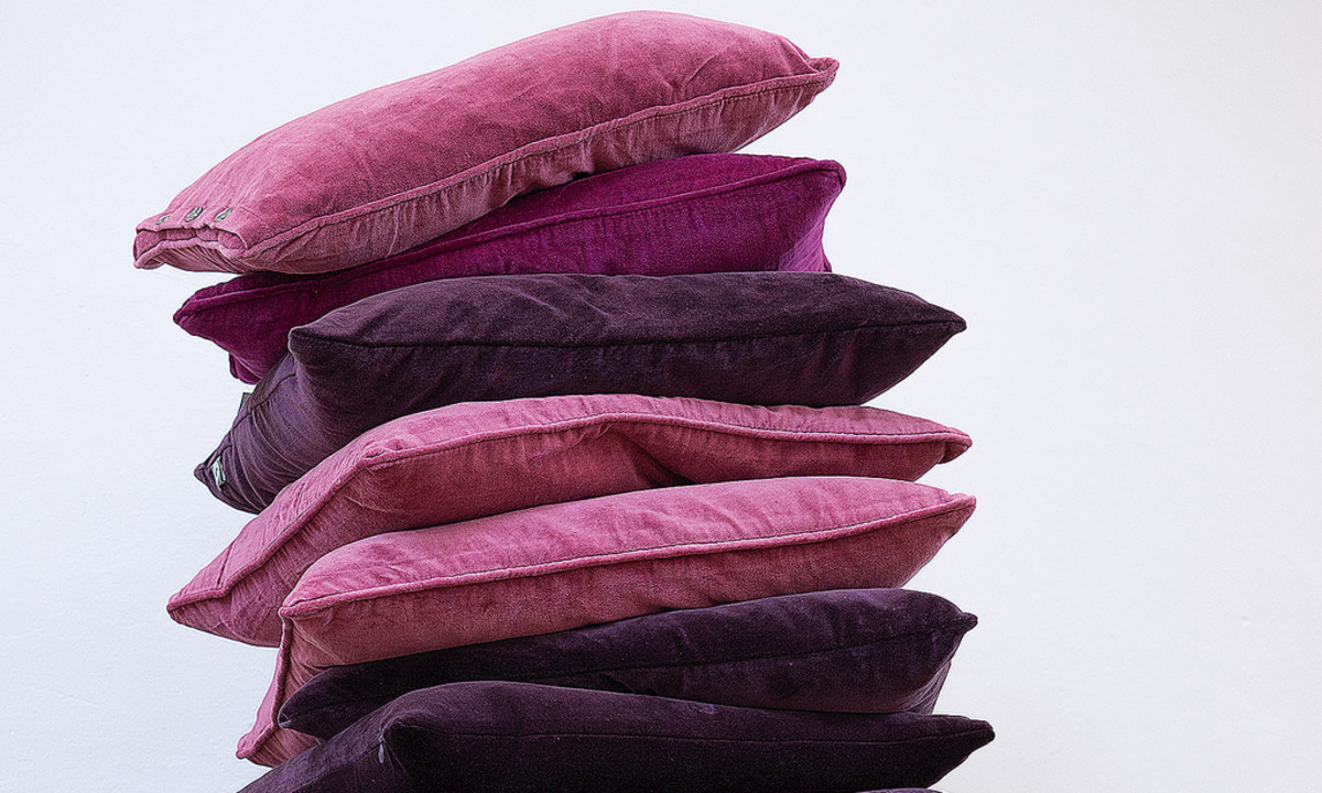 Sanft. Die Töne Rosé, Mauve, Aubergine, Feige – Pölster in herbstlichen Farben. Bei Lederleitner Home.