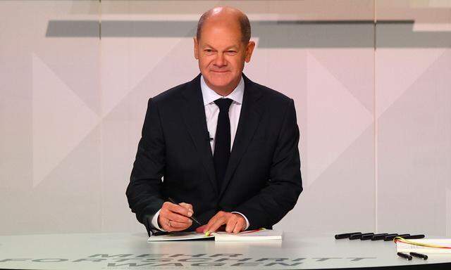 Olaf Scholz bei der Unterzeichnung des Ampel-Koalitonsvertrags am 7.12. 
